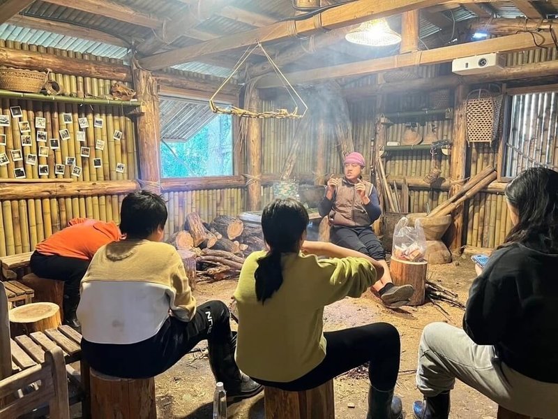 桃園市光華國小攜手部落族人,建置泰雅傳統家屋,家屋依循傳統工法,以杉木、桂竹、藤皮等天然材料建造,體現泰雅「就地取材、順應自然」的精神。(教育部提供)中央社記者許秩維傳真 114年10月19日