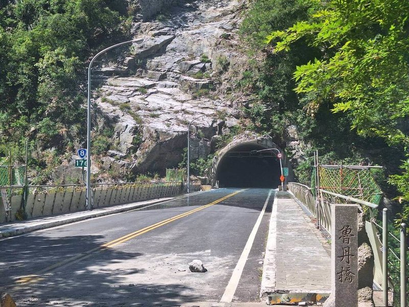 太魯閣國家公園燕子口附近邊坡崩塌,在立霧溪上游形成堰塞湖,水流從靳珩隧道西洞口進入,從靳珩隧道東洞口流出,漫過魯丹橋護欄排入魯丹溪,再匯入立霧溪,目前入、出水平衡。(資料照,林保署花蓮分署提供)中央社記者李先鳳傳真 114年10月19日