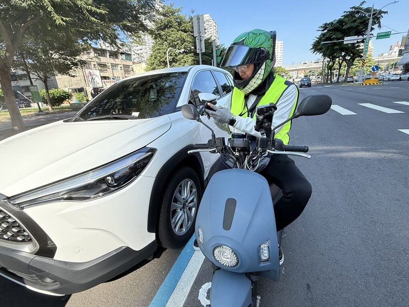 台中市交通局攜手警察局執行巡查異常車牌任務,停車開單員羅于凱日前在巡查停車格時發現車牌異常,馬上拍照回報,交通局也啟動即時通報機制,助警方趕往現場依法拖吊。(台中市政府提供)中央社記者趙麗妍傳真 114年10月19日