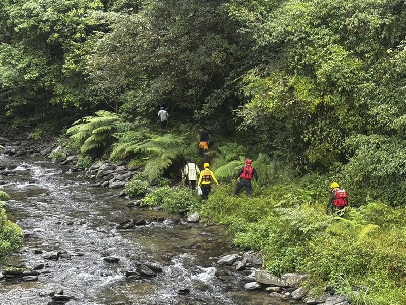 黃姓、陳姓男子日前相約攀登宜蘭阿玉山,後續陳男自行下山但黃男卻失聯,搜救人員19日中午在粗坑溪上游發現黃男跌落深潭死亡,遺體運下山後交由警方及家屬處理後續。(讀者提供)中央社記者王朝鈺傳真 114年10月19日