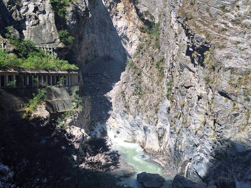 太魯閣國家公園燕子口附近邊坡崩塌,在立霧溪上游形成堰塞湖,目前為紅色警戒。花蓮縣秀林鄉公所19日宣布,秀林鄉大天祥地區20日停止上班、停止上課。圖為自燕子口步道望向崩坍區。(林保署花蓮分署提供)中央社記者李先鳳傳真 114年10月19日
