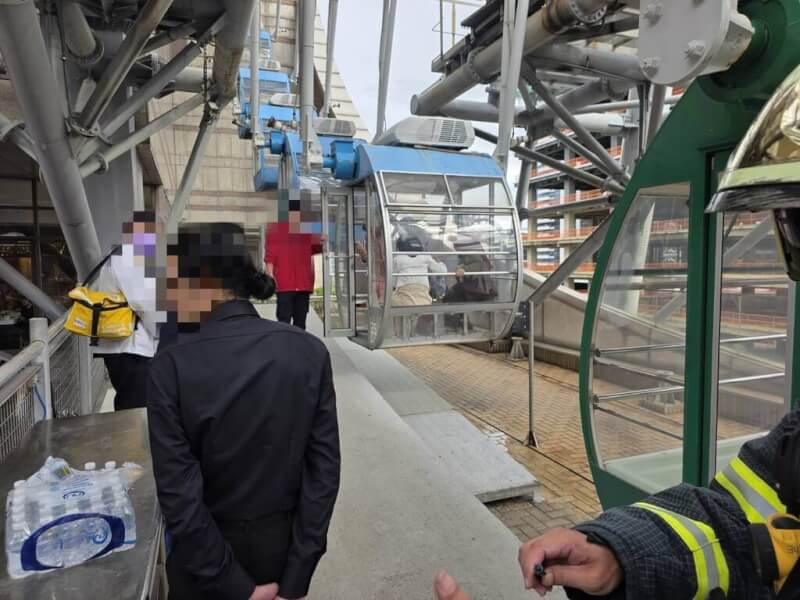 台北市中山區美麗華摩天輪19日下午疑故障停擺,有10組人員共30人受困車廂內逾40分鐘,經派員到場處理,現場工作人員已協助30人全數安全脫困。(翻攝照片)中央社記者黃麗芸傳真 114年10月19日