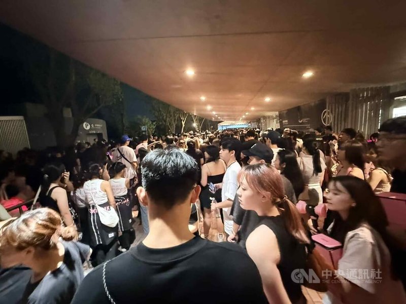 韓國女團BLACKPINK於18、19日重返高雄國家體育場開唱,吸引大批粉絲朝聖,首日場內外即時人數高達6.3萬人。中央社記者林巧璉攝 114年10月19日