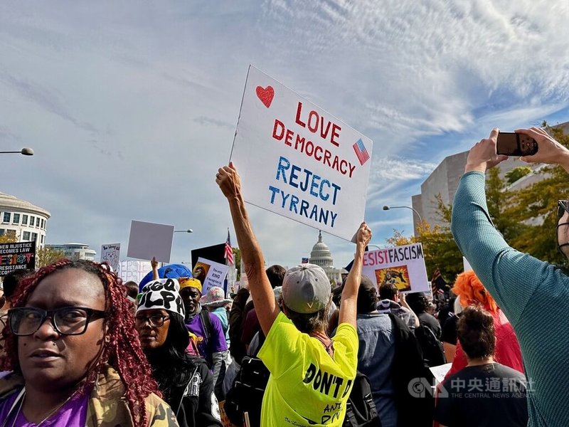 民眾手持「熱愛民主、拒絕暴政」(Love Democracy, Reject Tyranny)等標語參加在華府舉行的集會。中央社記者侯姿瑩華盛頓攝 114年10月19日