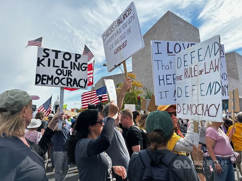 民眾高舉「停止扼殺我們的民主」(Stop Killing Our Democracy)等標語參加在華府舉行的集會。中央社記者侯姿瑩華盛頓攝 114年10月19日