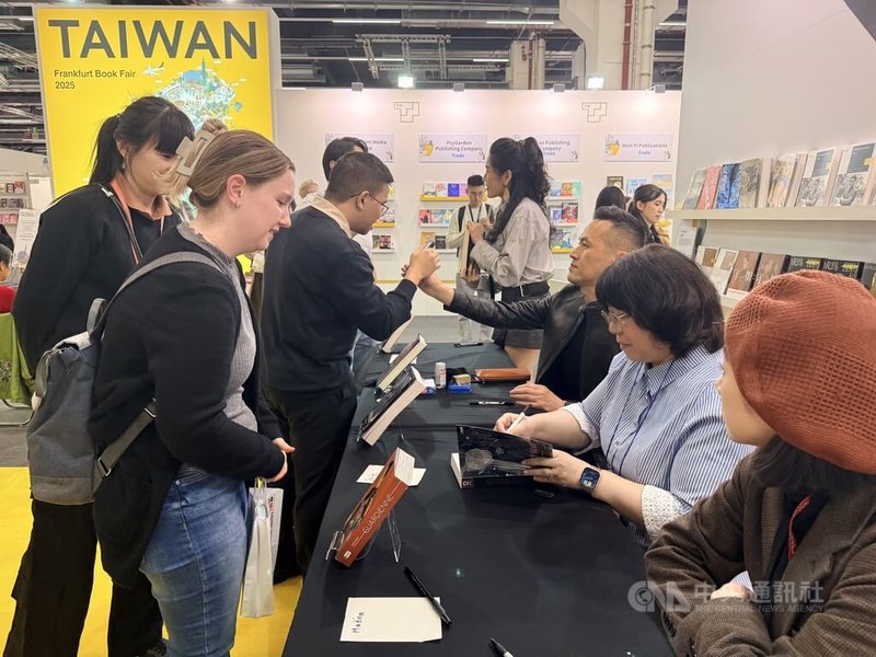 法蘭克福書展台灣館舉辦簽售會,4名台灣作家為國際讀者簽名,不少讀者表示很開心能親眼見到作家。中央社記者林尚縈法蘭克福攝 114年10月19日