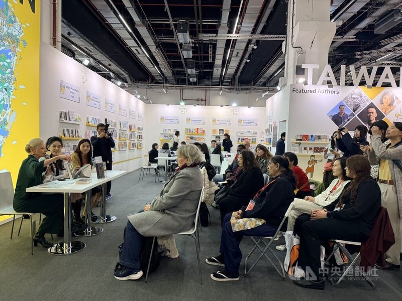 2025法蘭克福書展期間,台灣館舉辦作家與譯者對談、作家簽書會等多場文學與文化活動,吸引不少觀眾參加。中央社記者林尚縈法蘭克福攝 114年10月19日