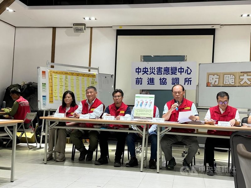 花蓮縣光復鄉18日舉行因應颱風風神撤離演練,總協調官季連成(右2)19日表示,整體打85分,「是很成功的演習」,並再提出5點缺失需改善。中央社記者李先鳳攝 114年10月19日