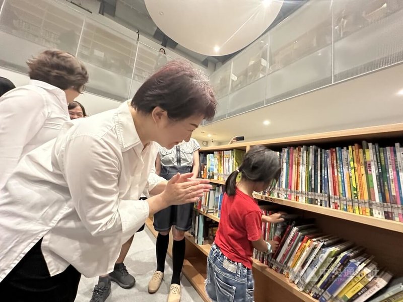 台中綠美圖將在12月13日正式開館營運,市總圖藏書包括紙本、電子、繪本與珍本等共逾百萬冊,19日特別舉辦「閱讀總圖,市民上架」活動,邀市民一起將圖書上架,見證綠美圖將啟用盛事,台中市長盧秀燕(前左)也共襄盛舉。中央社記者趙麗妍攝 114年10月19日