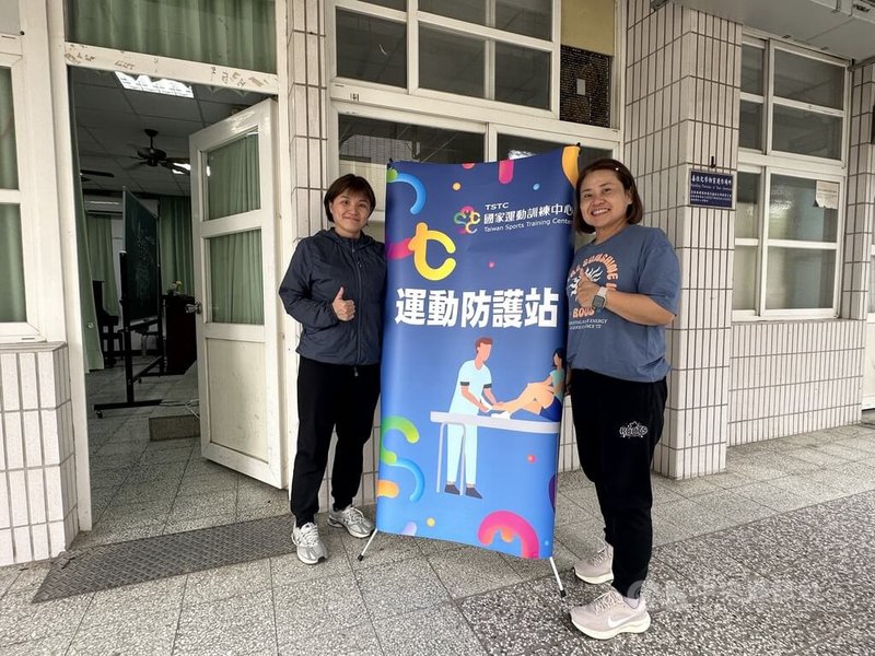 114年全國運動會在雲林,國訓中心特別設置4個「運動防護站」,盼讓在國訓中心培訓的選手獲得更多保障,其中拳擊項目由運動防護員盧純玉(右)負責照護。中央社記者黎建忠攝 114年10月19日