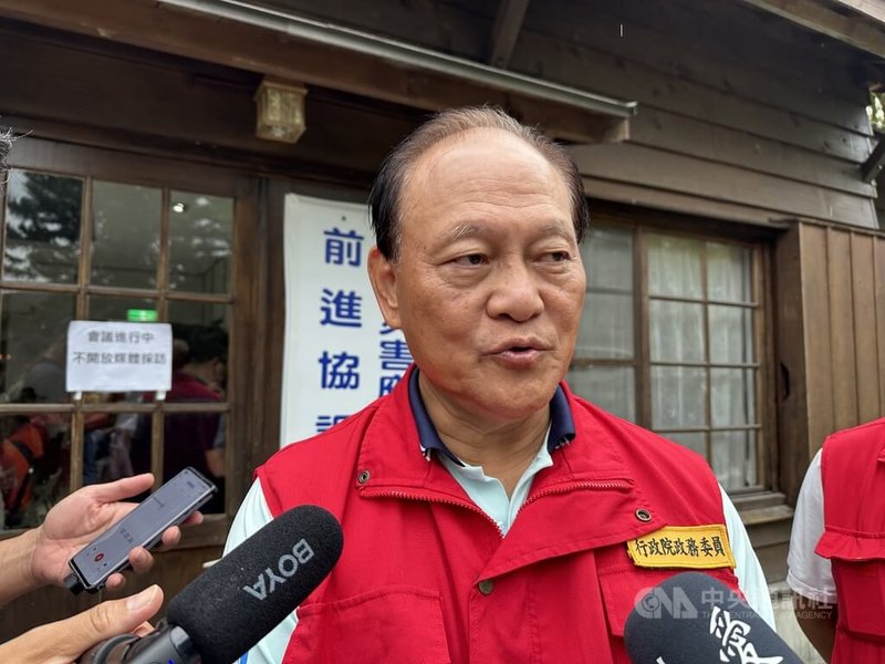馬太鞍溪堰塞湖釀災,如今又面臨颱風外圍環流雨勢,中央前進協調所總協調官季連成(圖)19日受訪時強調,低窪地區淹水特別嚴重,這是很危險的,因此會採取整個疏散撤離,不會做垂直避難。中央社記者李先鳳攝 114年10月19日