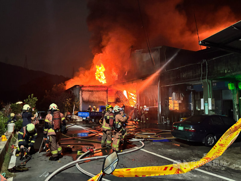 新北市新莊區壽山路某工廠19日發生火警,火勢猛烈,橘色火舌與黑色濃煙直竄,消防獲報馳援灌救,警消也呼籲鄰近居民暫時緊閉門窗。(翻攝照片)中央社記者王鴻國傳真 114年10月19日