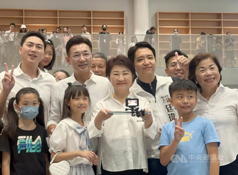 台中市綠美圖12月13日將正式開館,台中市長盧秀燕(前右2)與市民朋友19日一同接力上架圖書。盧秀燕表示,這是屬於台中人的圖書館,每一本書的上架,都是市民的祝福與心意。中央社記者趙麗妍攝 114年10月19日