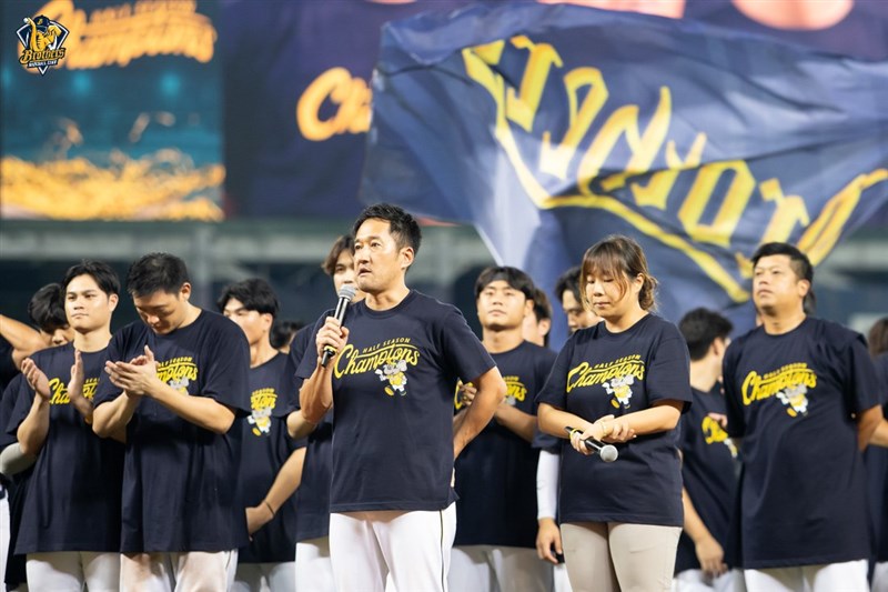 中職總冠軍賽中信兄弟18日首戰吞敗,總教練平野惠一(中)表示,重要的是輸球之後如何站起來。(中信兄弟提供)