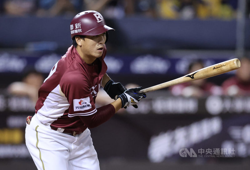 中華職棒7戰4勝制總冠軍賽(台灣大賽)第2戰19日在台北大巨蛋登場,桃猿開路先鋒林立(圖)首局首打席就轟出陽春砲,也是台灣大賽史上首局首打席開轟第2人。中央社記者趙世勳攝 114年10月19日
