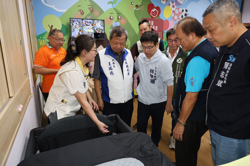 南投縣副縣長王瑞德(前左2)19日於南投婦幼館主持南投樂樂定點臨時托育服務中心啟用典禮,並逐一了解相關設備。(南投縣政府提供)中央社記者鄭維真傳真 114年10月19日