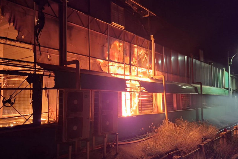 台南市後壁區農業部花卉創新園區內一處蘭花培育工廠19日凌晨冒出火煙,幸未釀成傷亡。(讀者提供)中央社記者楊思瑞台南傳真 114年10月19日