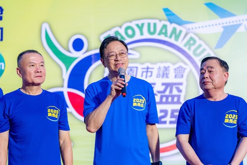 國民黨主席選舉由前立委鄭麗文勝出,桃園市長張善政(中)透過幕僚表示,選舉落幕,團結是新的起點,期待國民黨持續以中道、理性為核心,堅守中華民國的價值,讓國民黨成為人民最信任、最穩定的力量,共同為國家未來努力。圖為張善政19日出席「2025年桃園市議會議長盃路跑活動」。(桃園市政府提供)中央社記者吳睿騏桃園傳真 114年10月19日