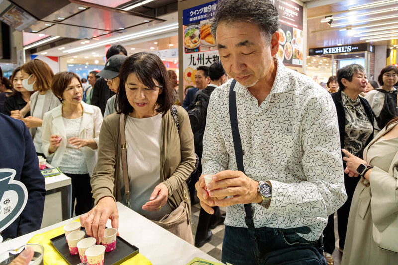 嘉義縣11家咖啡莊園業者18日起在日本大阪近鐵百貨設置專區,展售產自阿里山區的精選精品,咖啡的香氣吸引人潮來試飲。(嘉義縣政府提供)中央社記者蔡智明傳真 114年10月19日