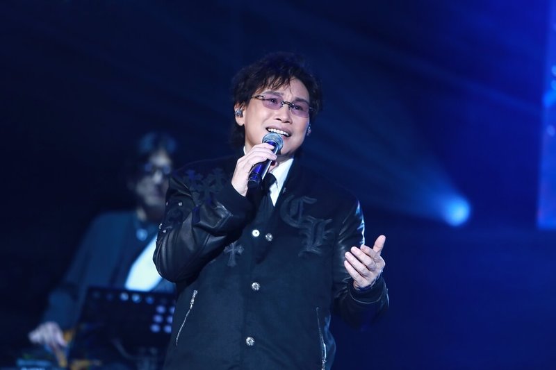 歌手蘇永康(圖)18日在台北國際會議中心開唱,為歌迷送上「男人不該讓女人流淚」等經典歌曲,演出中也宣布2026年4月將在高雄開唱。(遠傳電信、D-SHOW提供)中央社記者王心妤傳真 114年10月19日