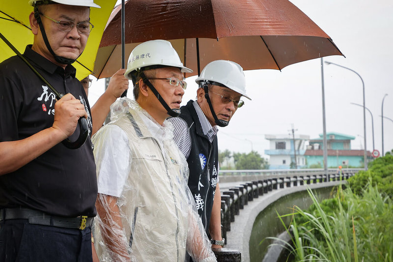 氣象單位預測颱風風神外圍環流與東北季風將產生共伴效應,為台灣東北部帶來不小雨勢,宜蘭縣代理縣長林茂盛(左2)19日前往五結抽水站視察抽水機組運轉效能。(宜蘭縣政府提供)中央社記者王朝鈺傳真 114年10月19日