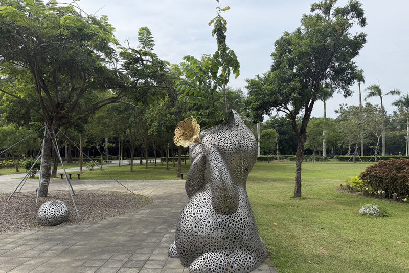 台南山上花園水道博物館入口廣場的造型裝置藝術「幸福.召喚」有樹苗竄出引發討論,館方也順其自然,形成生命與裝置藝術共生景象。(台南市文化局提供)中央社記者楊思瑞台南傳真 114年10月19日