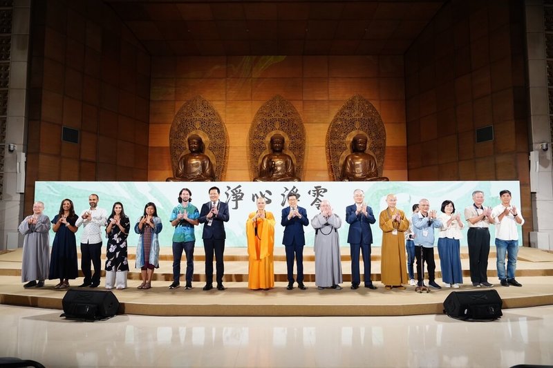 法鼓山世界佛教教育園區19日在大殿、祈願觀音殿舉辦「落成開山20週年感恩大會」,與會眾人共同宣讀「淨心淨零宣言」,盼攜手建設人間淨土。(新北市政府提供)中央社記者王鴻國傳真 114年10月19日