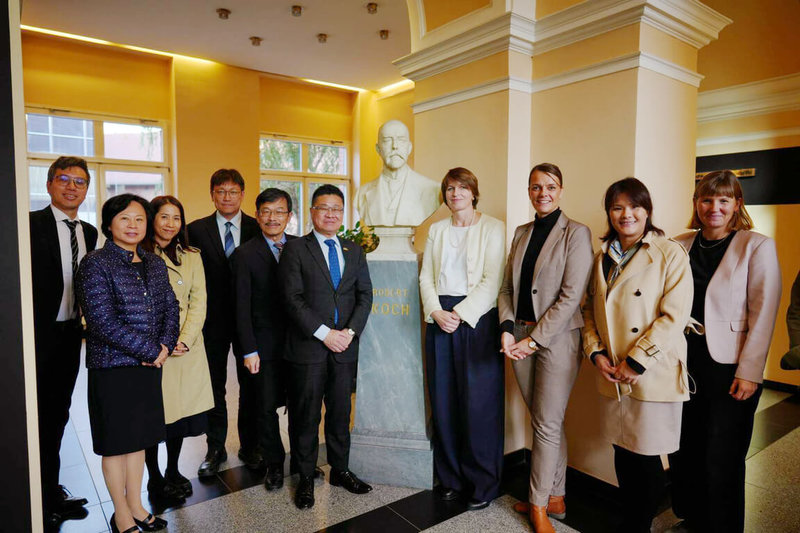 衛福部部次長呂建德(左6)於11日至15日率團出訪德國,德國家庭政策被視為社會福利的核心之一,生育率更是超車台灣,盼雙方交流尋找台灣少子化解方。(衛福部提供) 中央社記者陳婕翎傳真 114年10月19日