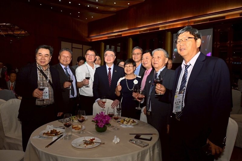 行政院長卓榮泰(左4)19日出席「僑務委員會議行政院院長歡迎酒會」時說,希望政府推動施政能獲得僑胞與僑界領袖更多支持與協助,海內海外一條心,一起努力壯大台灣。(行政院提供)中央社記者高華謙傳真 114年10月19日