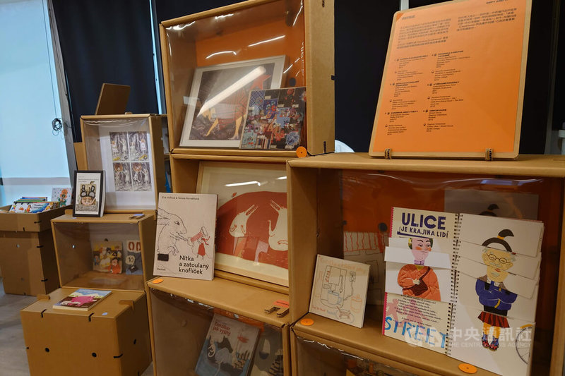 「躍然紙外:捷克跨界當代童書展」即日起在國立台灣文學館展出至12月14日,展品呈現突破傳統繪本框架的捷克當代兒童書籍藝術。中央社記者楊思瑞攝 114年10月19日