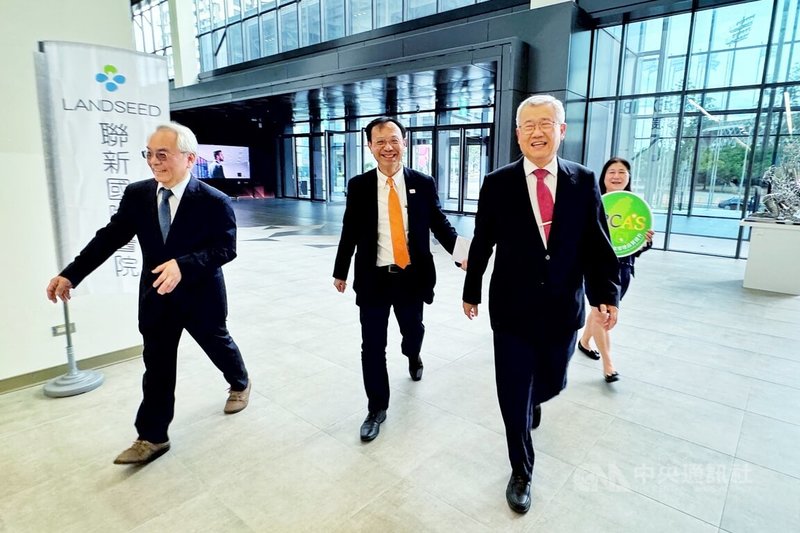 衛福部長石崇良(左2)19日出席在桃園會展中心舉辦「2025聯新文化節暨聯新國際醫院30週年同樂會」,聯新國際醫療集團創辦人張煥禎(左3)陪同石崇良進入會場。中央社記者吳睿騏桃園攝 114年10月19日