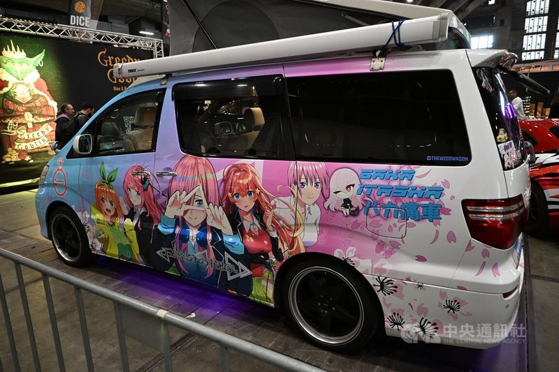 漫展現場有痛車愛好者將塗裝過的愛車開到現場與同好分享。圖為現場停放,以「五等分的新娘」為主題的痛車。中央社記者吳柏緯布魯塞爾攝 114年10月19日