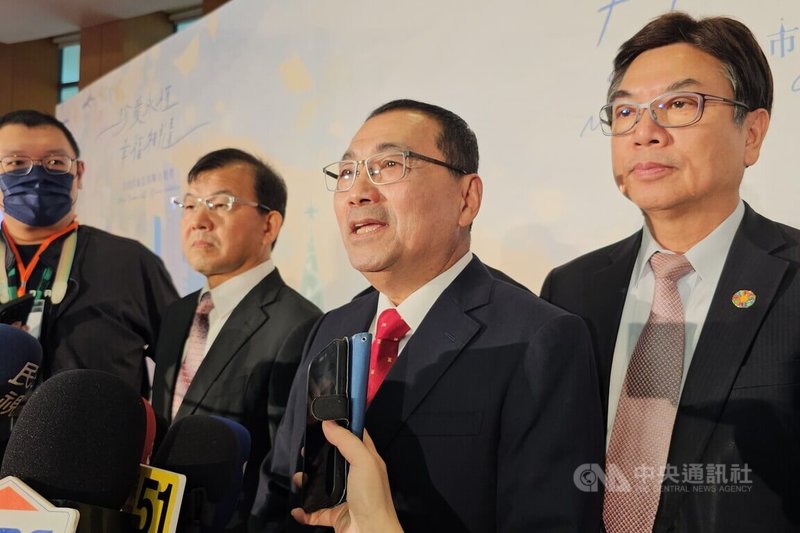 新北市長侯友宜(右2)19日出席公開活動時受訪,未明確回應媒體詢問國民黨主席當選人鄭麗文相關議題,僅表示,為民做事才是最重要的一個根本。中央社記者王鴻國攝 114年10月19日