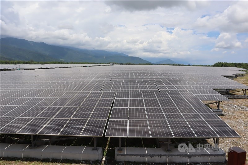 圖為河川新生地鋪滿太陽能光電板。(中央社檔案照片)