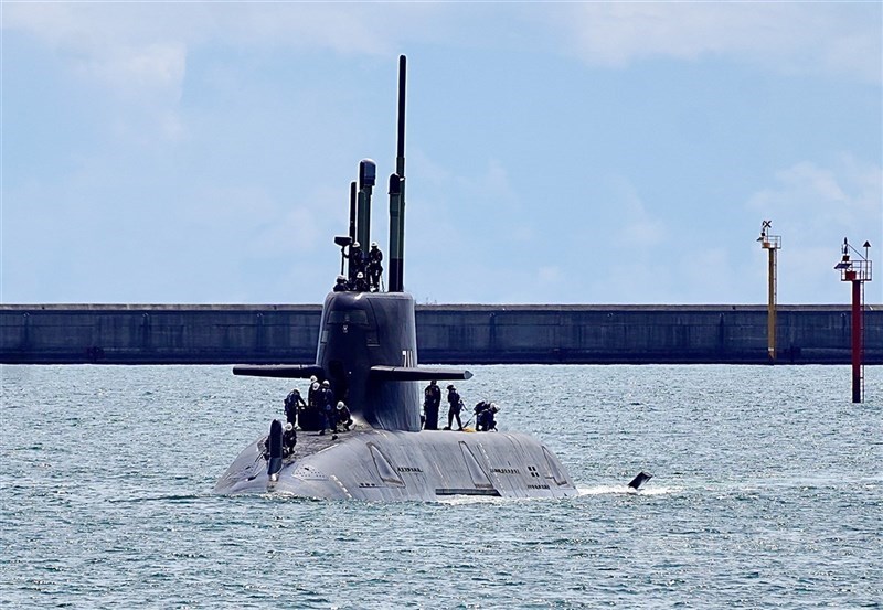 圖為國造潛艦原型艦海鯤艦海上浮航測試。(中央社檔案照片)