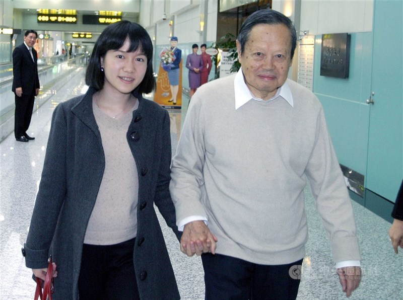 楊振寧及夫人翁帆2009年訪問台灣。 (中央社檔案照片)