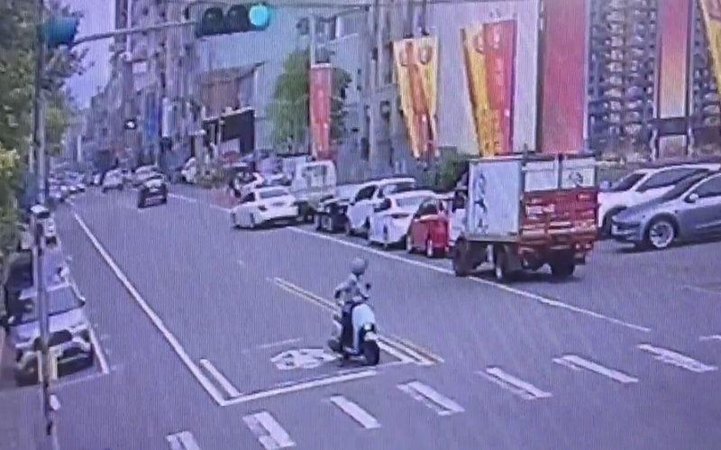 62歲宋姓女駕駛19日上午行經南投縣埔里鎮中華路時,連續擦撞5輛機車及9輛汽車,女子過程中疑因肇事心虛欲駛離,卻再度擦撞路旁車輛,員警趕到攔停制止。(民眾提供)中央社記者鄭維真傳真 114年10月19日