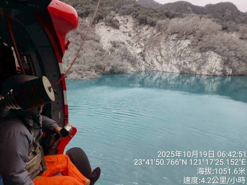 中央前進協調所副總協調官李孟諺說,專家評估認為,馬太鞍堰塞湖縱使有新的崩塌或新的堰塞湖形成,規模大概都不會像之前高達9000萬噸的規模,但還是要戒慎恐懼;現階段的做法,其一是在上游和日方合作投置水位計,可以每10分鐘監測水位變化。(林保署花蓮分署提供)中央社記者李先鳳傳真 114年10月19日