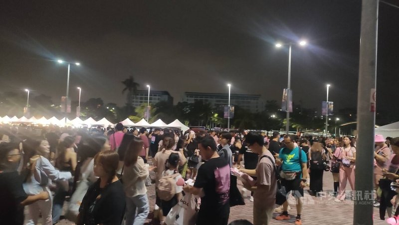 韓國女團BLACKPINK於19日在高雄國家體育場(世運主場館)開唱,依高雄市政府交通局統計,場內外即時人數達5萬9000人,散場接駁車往返高鐵左營站/台鐵新左營車站約1萬人次,高雄捷運R17世運站全日運量約28.3萬人次。中央社記者張已亷攝114年10月19日