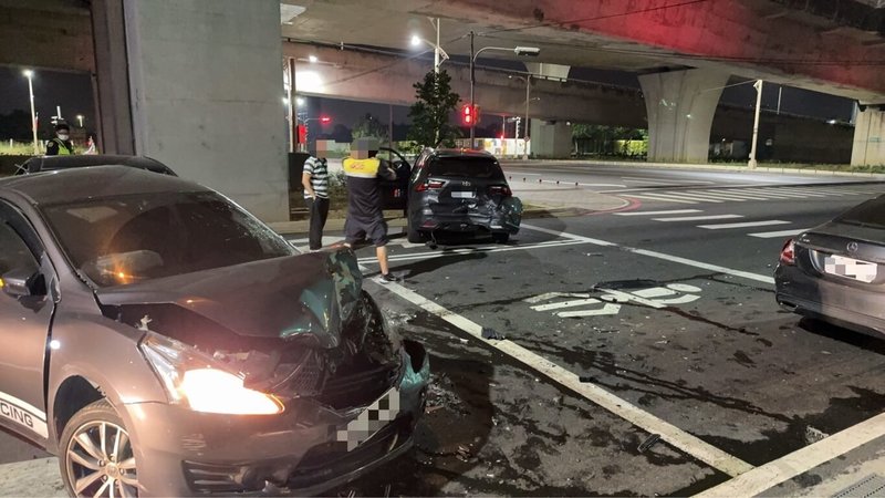 台中市北屯區環中路與榮德路口19日凌晨發生4車連撞事故,小客車因撞擊力道大,車頭引擎蓋都凹陷,嚴重毀損。(民眾提供)中央社記者趙麗妍傳真 114年10月19日