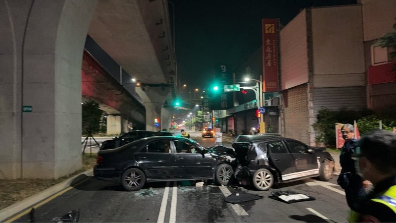 台中市北屯區環中路與榮德路口19日凌晨發生4車連撞事故,其中2輛自小客車撞在一起,車輛嚴重毀損。(民眾提供)中央社記者趙麗妍傳真 114年10月19日