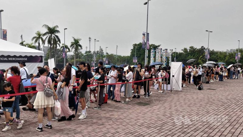 韓國女團BLACKPINK在高雄國家體育場開唱,19日上午吸引大批粉絲排隊搶購周邊商品。中央社記者蔡孟妤攝 114年10月19日