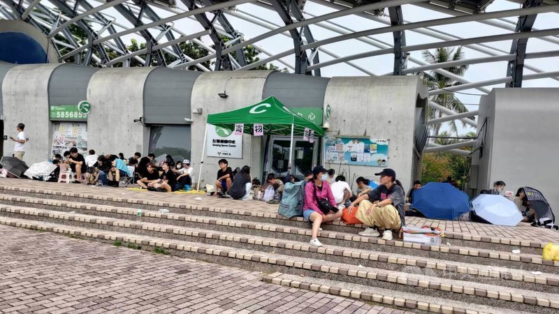 韓國女團BLACKPINK在高雄國家體育場開唱,許多粉絲因搶不到票,到現場排隊等官方釋票。中央社記者蔡孟妤攝 114年10月19日