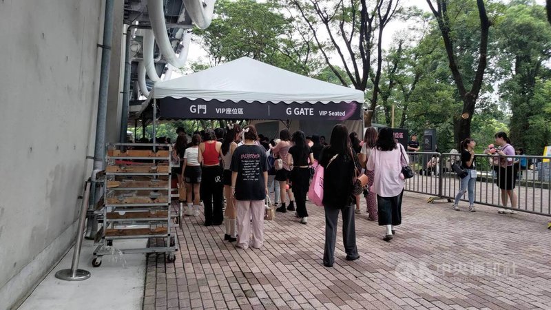 韓國女團BLACKPINK重返高雄國家體育場開唱,19日晚間將舉辦第2場,約下午3時40分左右現場開始執行安檢等入場流程,陸續有民眾排隊進場。中央社記者蔡孟妤攝 114年10月19日
