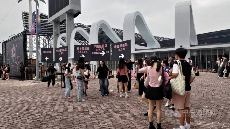韓國女團BLACKPINK19日晚間在高雄開唱,下午3時30分起開放入場,現場有工作人員引導歌迷入場。中央社記者蔡孟妤攝 114年10月19日