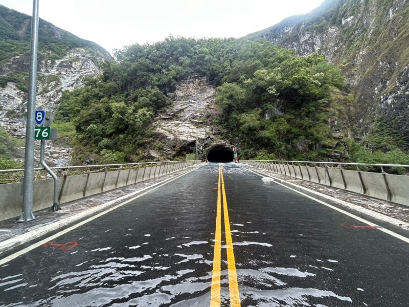 立霧溪燕子口堰塞湖上游集水區持續溢流,水流漫過魯丹橋(圖)。(林業及自然保育署花蓮分署提供)中央社記者李先鳳傳真 114年10月19日