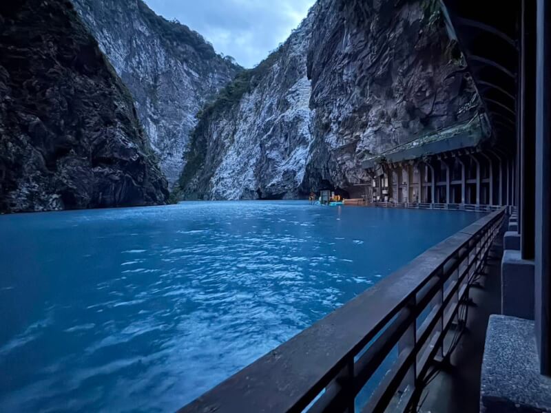 太魯閣國家公園燕子口邊坡崩塌,在立霧溪上游形成堰塞湖,湖水溢流、滲流至立霧溪,水位高度目前已接近台8線中橫公路,圖為靳珩隧道西口明隧道工程現況。(太魯閣國家公園管理處提供)中央社記者李先鳳傳真 114年10月19日