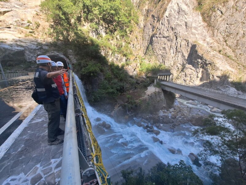 堰塞湖溢流水18日由台8線靳珩隧道東口溢流再流回立霧溪主河道。(圖取自facebook.com/hualien.forest.gov.tw)