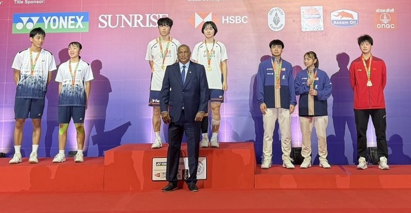 在印度舉行的2025世界青年羽球錦標賽,台灣混雙組合洪秉甫(左)、周芸安(左2)19日在決賽不敵強敵韓國組合,收下銀牌。(教練梁睿瑋提供)中央社記者黎建忠傳真 114年10月19日