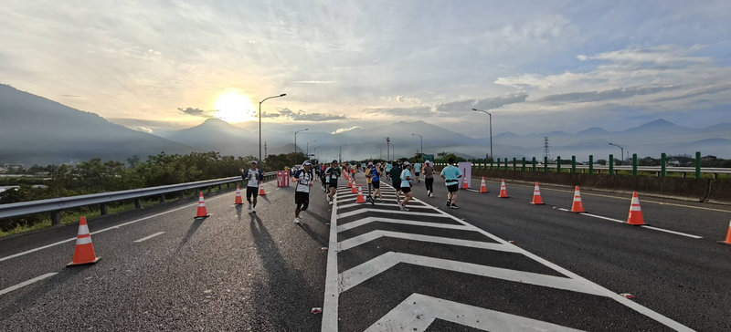邁入第10週年的南投縣埔里山城派對馬拉松19日登場,約4500位跑者奔馳於國道6號西行線埔里段。(埔里鎮公所提供)中央社記者鄭維真傳真 114年10月19日